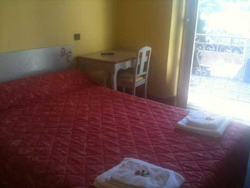 Hotel A La Croix De Malte Lourdes Bagian luar foto