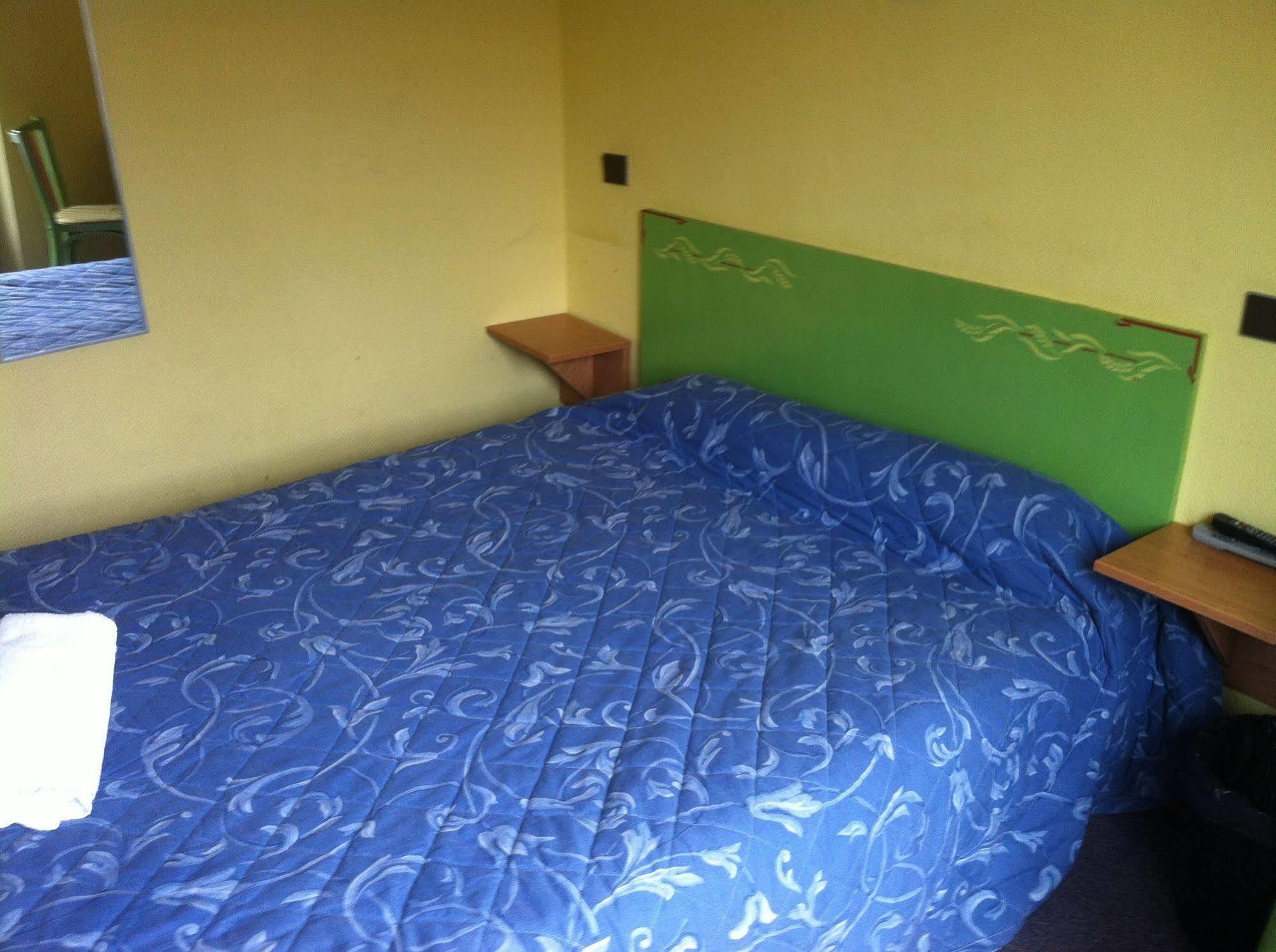 Hotel A La Croix De Malte Lourdes Bagian luar foto
